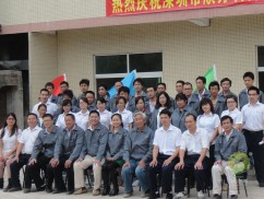 垃圾桶工廠員工合影